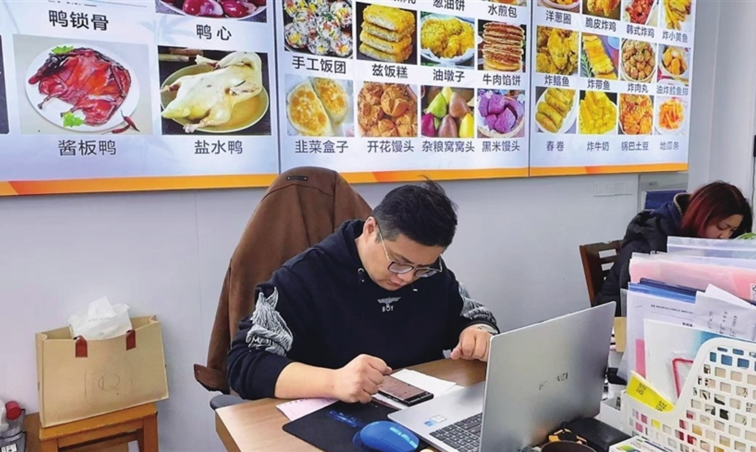 他坚持深耕5年，日均销货量从5箱发展到1500多箱—— 日复一日，“守”出冻品新赛道